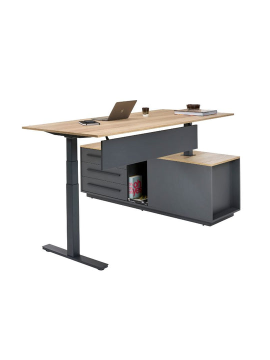 AW_BUREAU DE DIRECTION REGLABLE EN HAUTEUR AVEC RANGEMENT_PRESTIGE_AVEC ACCESSOIRES_VUE DE VISITEUR_05