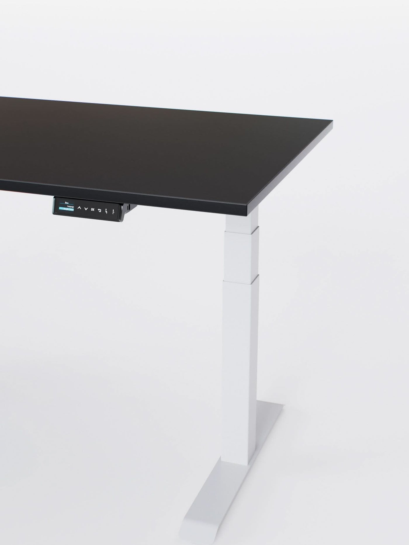 ADVANCEDPRO_ESSENTIAL_WHITE_BLACK_CLOSE