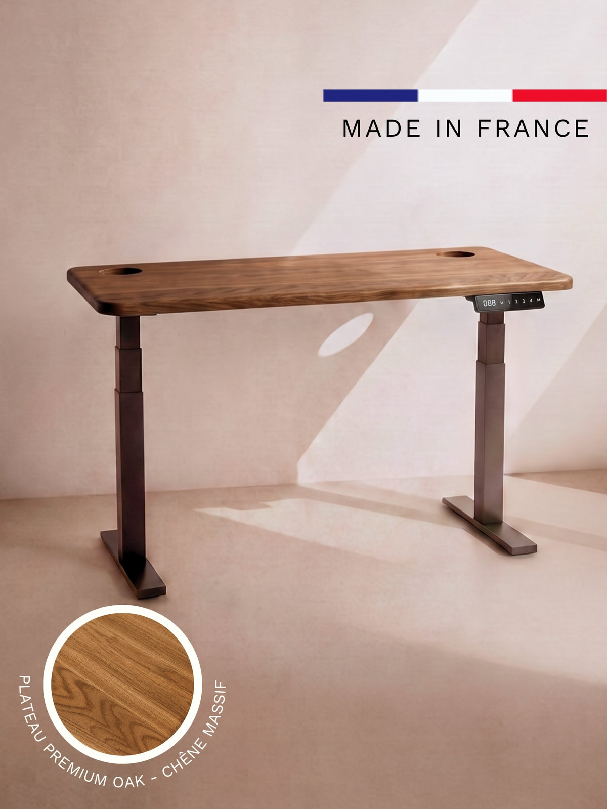 Vue du bureau Assis Debout AUM WORLD ADVANCED avec plateau PREMIUM OAK en chêne massif Made in France.