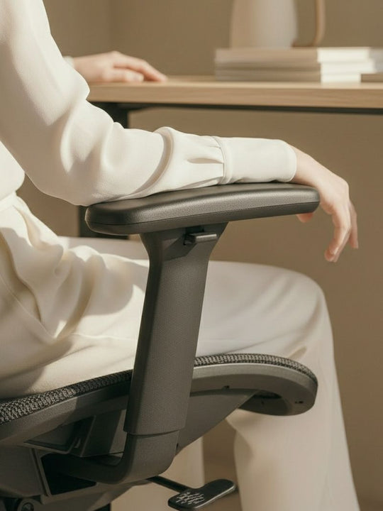 accoudoirs réglables chaise de bureau LINEO par AUM WORLD