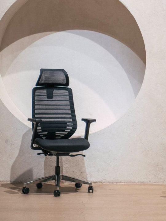 AW_CHAISE ERGONOMIQUE NESTO_NOIR_AVEC APPUI-TETE_VUE EN SITUATION