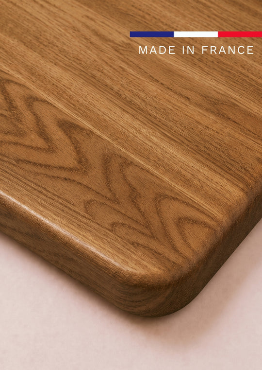 Gros plan sur le plateau PREMIUM OAK AUM WORLD en chêne massif Made in France avec finition à l&