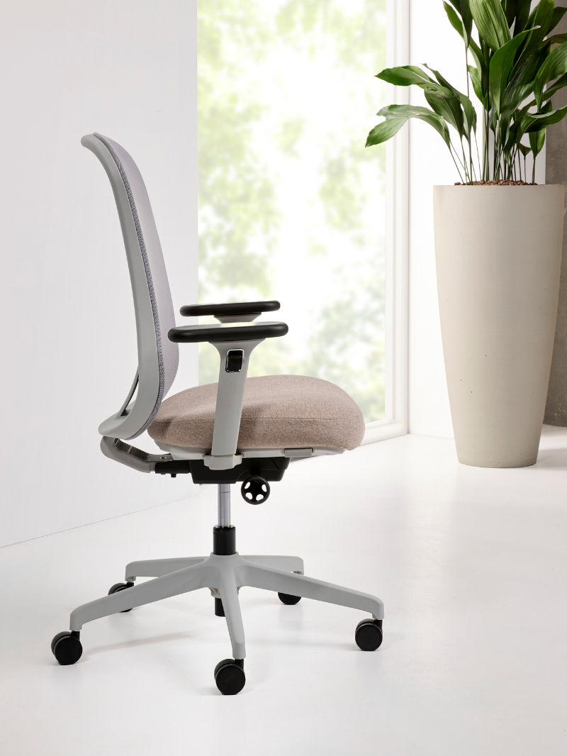 AW_CHAISE ERGONOMIQUE_HOME OFFICE_BLANC_VUE EN SITUATION_01