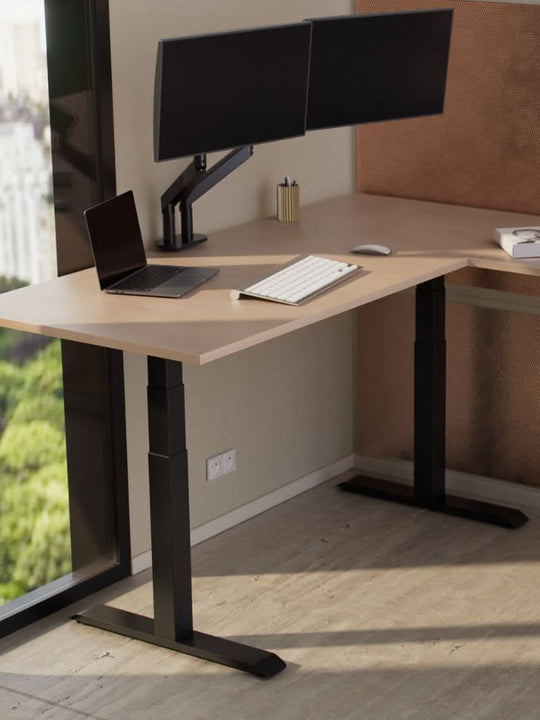 Bureau_d_Angle_Reglable_en_Hauteur_Electrique_TRIPOD_PRO_01_Copyrights_AUM_WORLD__2024